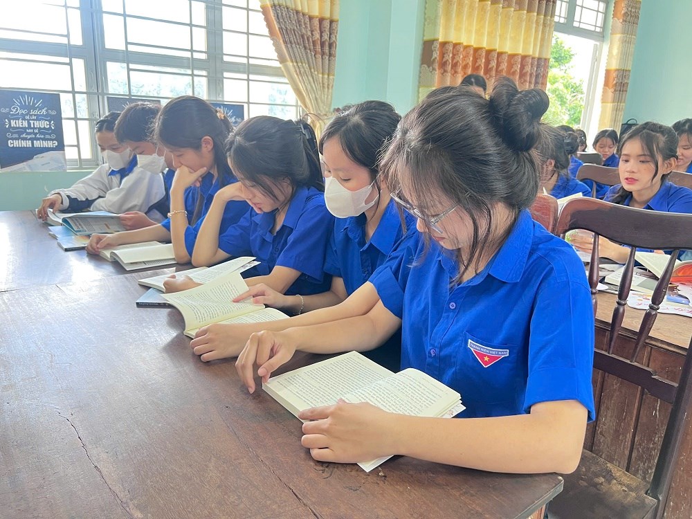 Gia Lai: Trao tặng tủ sách cho các em học sinh vùng biên giới - ảnh 3