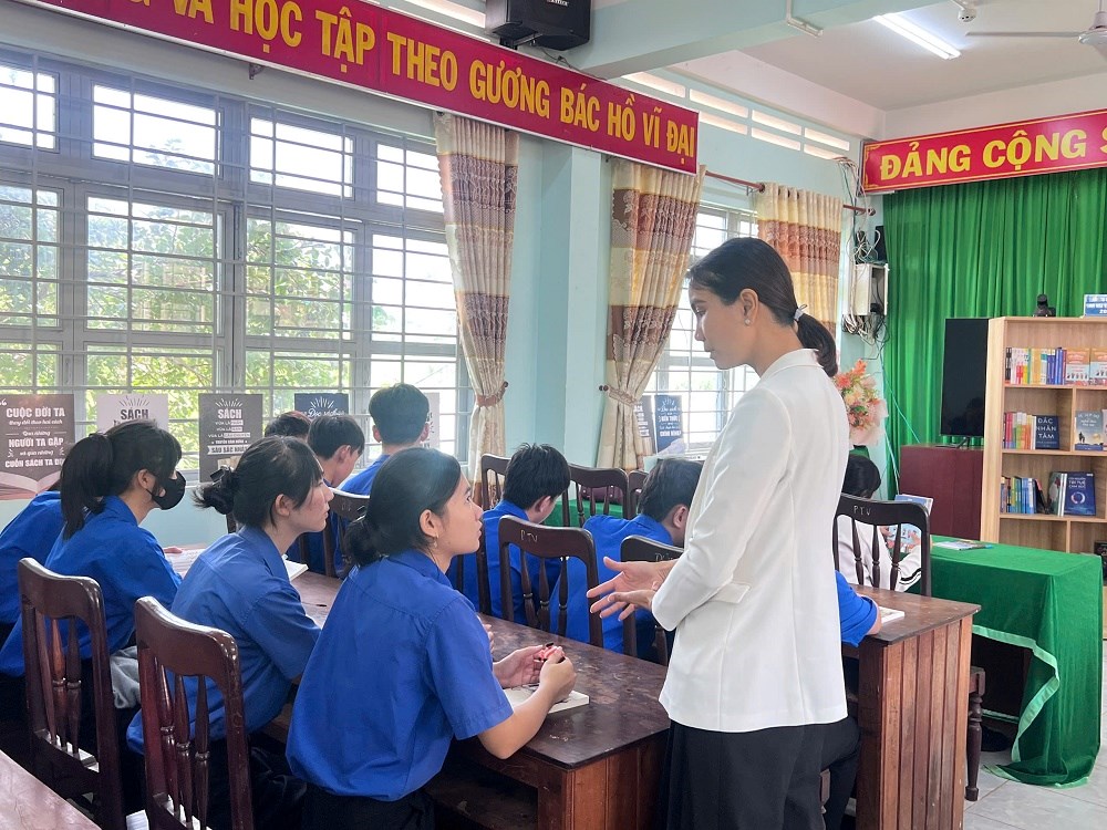 Gia Lai: Trao tặng tủ sách cho các em học sinh vùng biên giới - ảnh 2