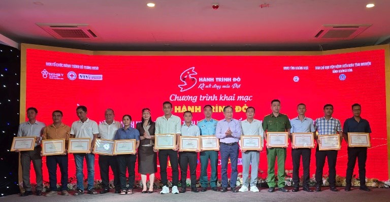 Khánh Hòa: Tôn vinh 127 tập thể, cá nhân hiến máu tiêu biểu - ảnh 1