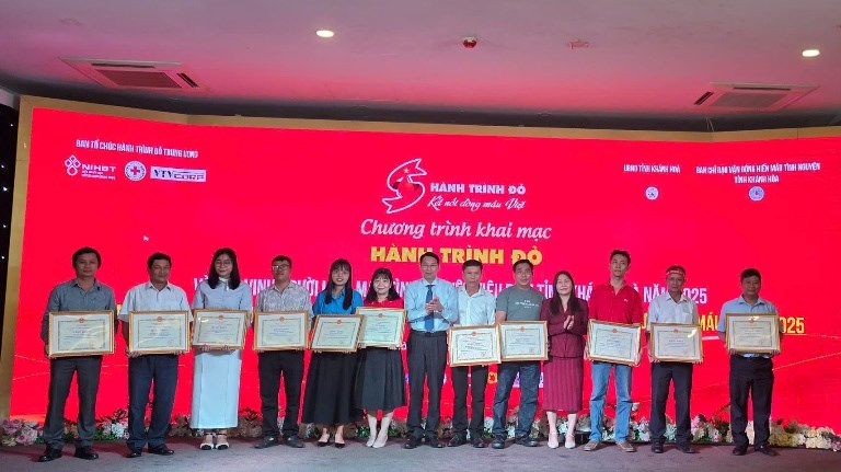 Khánh Hòa: Tôn vinh 127 tập thể, cá nhân hiến máu tiêu biểu - ảnh 2