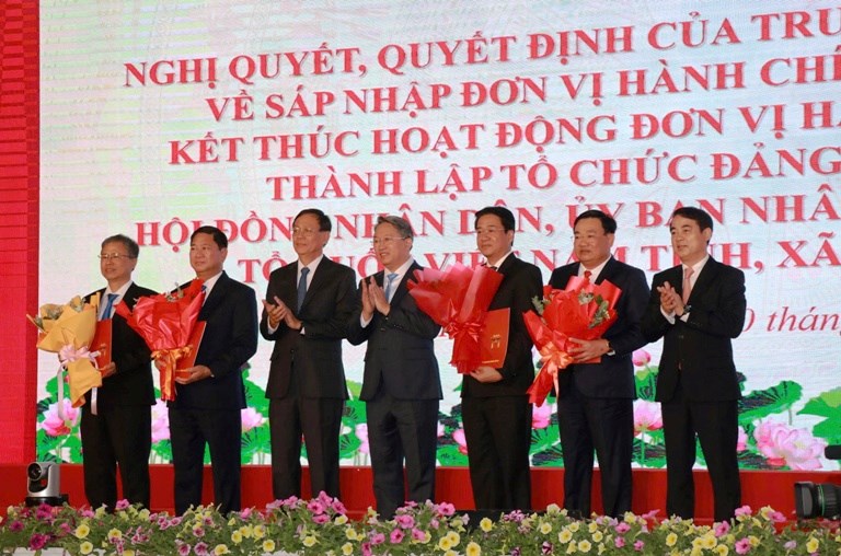 Công bố các Nghị quyết, Quyết định về sáp nhập đơn vị hành chính tỉnh Khánh Hoà (mới) - ảnh 2