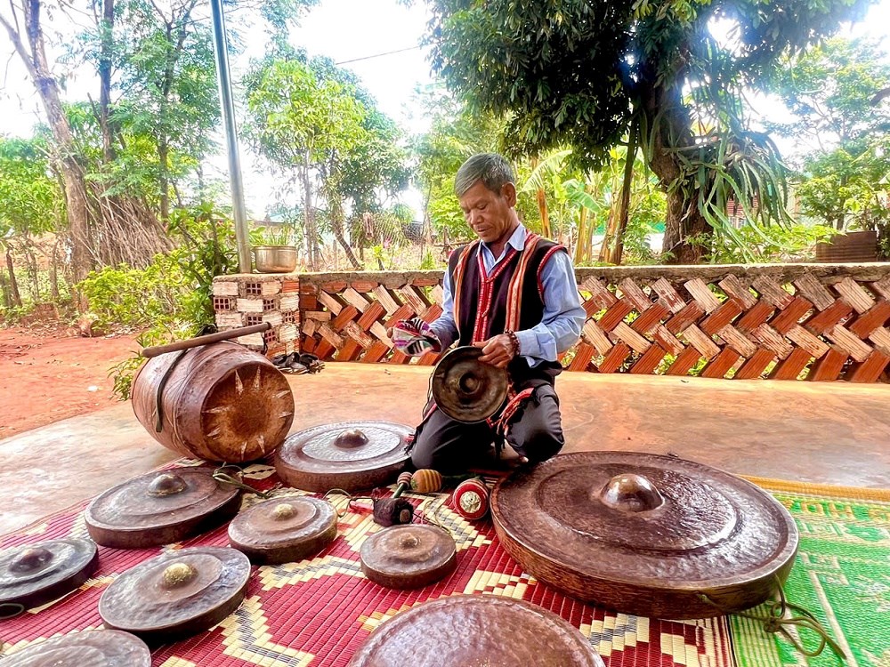 Rơ Mah Khơn - người giữ nhịp cồng chiêng - ảnh 2