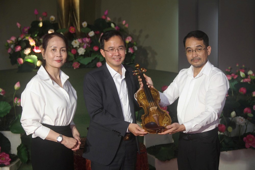 Cây đàn violin độc bản bằng sứ quý hiếm sẽ được trưng bày tại Bảo tàng Lâm Đồng - ảnh 1