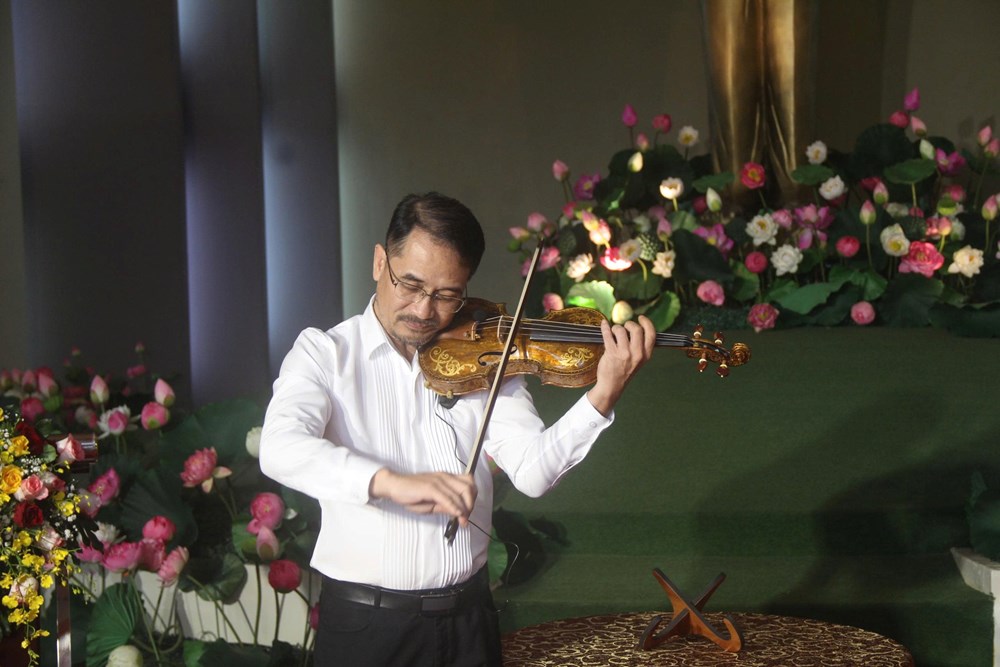 Cây đàn violin độc bản bằng sứ quý hiếm sẽ được trưng bày tại Bảo tàng Lâm Đồng - ảnh 2