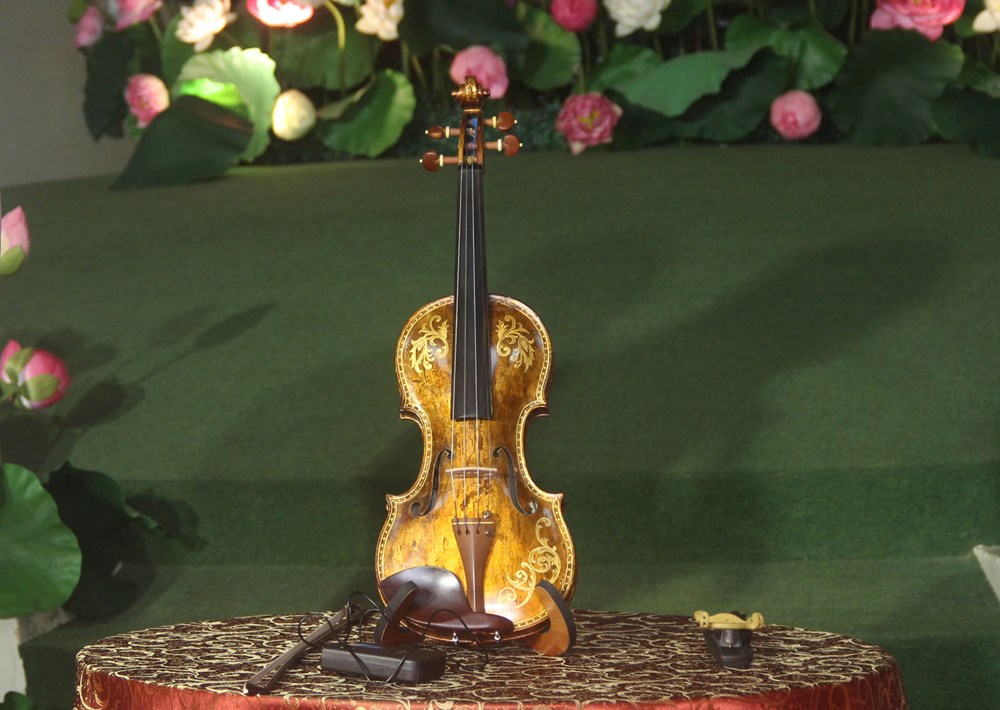 Cây đàn violin độc bản bằng sứ quý hiếm sẽ được trưng bày tại Bảo tàng Lâm Đồng - ảnh 3