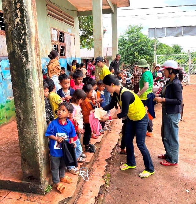 “Ánh sáng điểm làng” mang yêu thương cho học sinh vùng khó - ảnh 2