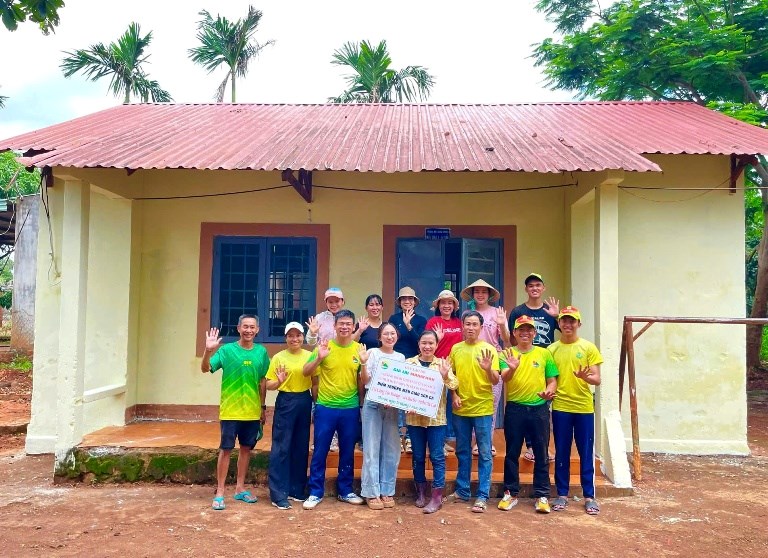 “Ánh sáng điểm làng” mang yêu thương cho học sinh vùng khó - ảnh 1