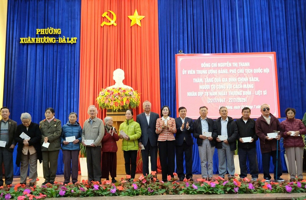 Phó Chủ tịch Quốc hội Nguyễn Thị Thanh thăm, tặng quà các gia đình người có công với cách mạng tại Lâm Đồng - ảnh 2