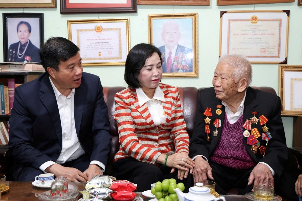 Phó Chủ tịch Quốc hội Nguyễn Thị Thanh thăm, tặng quà các gia đình người có công với cách mạng tại Lâm Đồng - ảnh 1