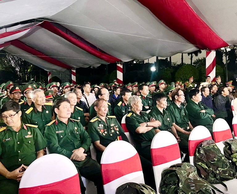 Hàng ngàn ngọn nến tri ân bừng sáng tại Nghĩa trang liệt sĩ Gia Lai - ảnh 2