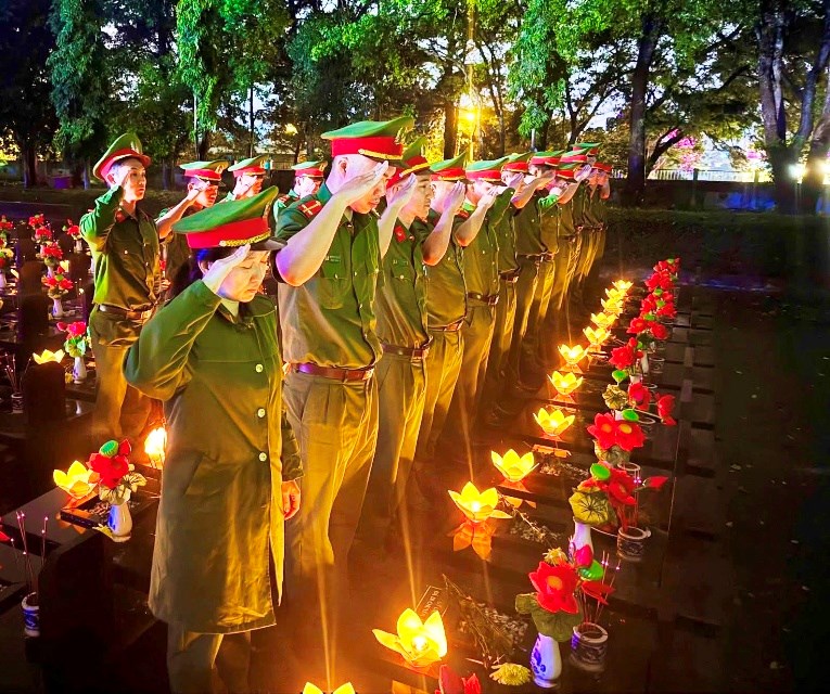 Hàng ngàn ngọn nến tri ân bừng sáng tại Nghĩa trang liệt sĩ Gia Lai - ảnh 3
