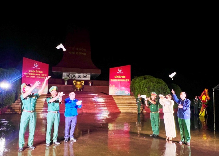 Hàng ngàn ngọn nến tri ân bừng sáng tại Nghĩa trang liệt sĩ Gia Lai - ảnh 4