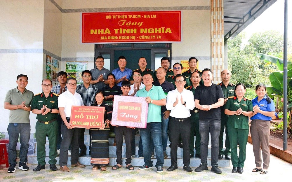 Gia Lai: Bàn giao 10 căn nhà tình nghĩa cho công nhân và lao động nghèo - ảnh 1