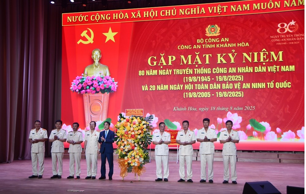 Khánh Hòa: Gặp mặt kỷ niệm 80 năm Ngày truyền thống Công an nhân dân - ảnh 1