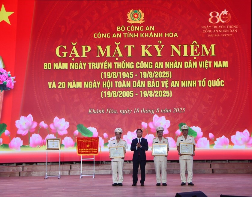 Khánh Hòa: Gặp mặt kỷ niệm 80 năm Ngày truyền thống Công an nhân dân - ảnh 3