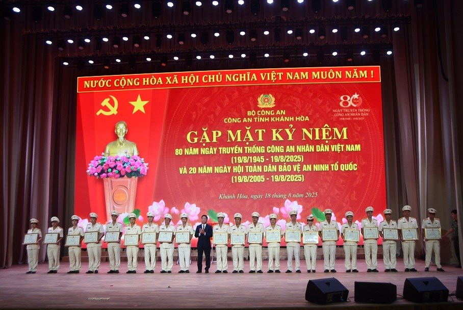 Khánh Hòa: Gặp mặt kỷ niệm 80 năm Ngày truyền thống Công an nhân dân - ảnh 5