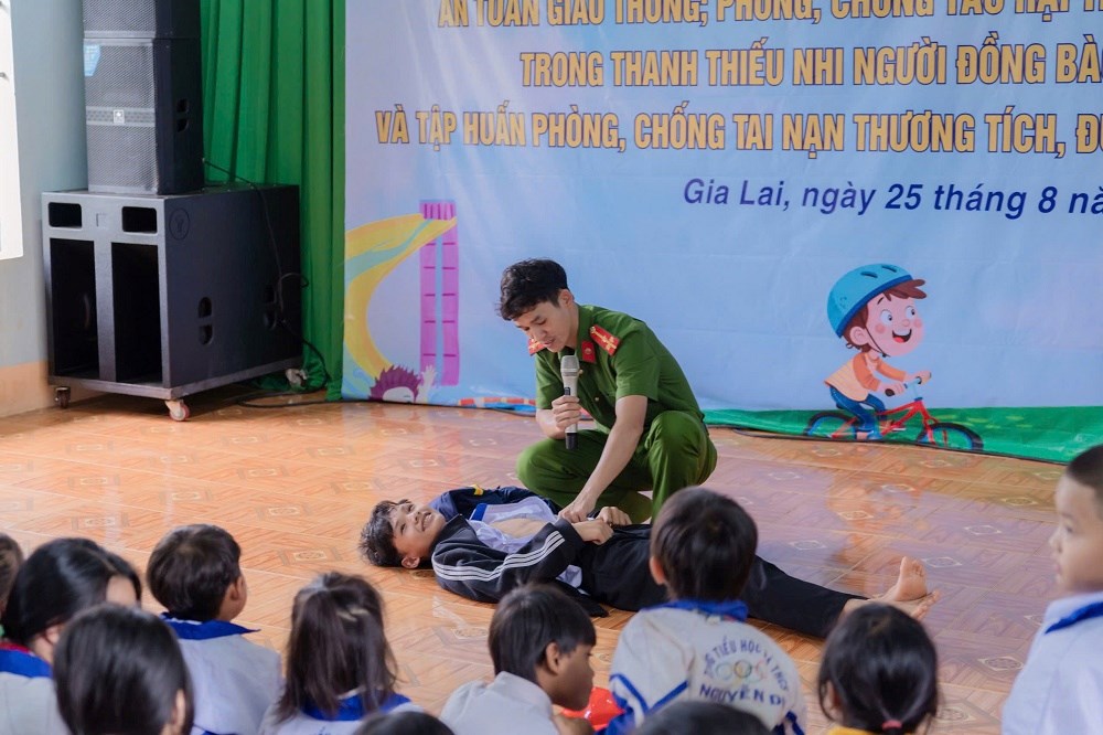 Gia Lai: Đẩy mạnh tuyên truyền an toàn giao thông cho học sinh - ảnh 2
