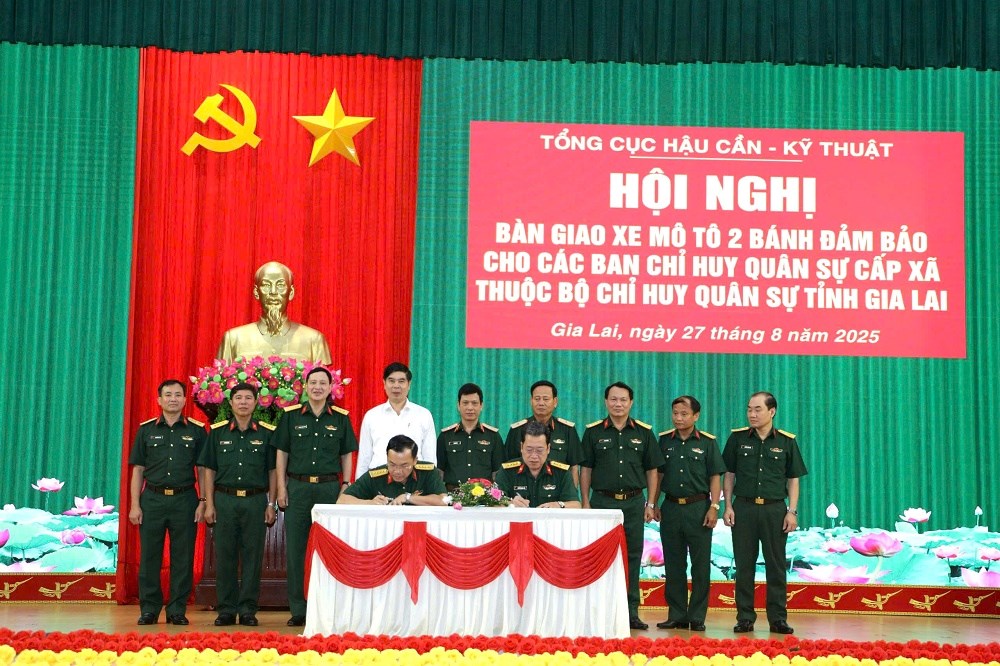 Gia Lai: Bàn giao 270 xe mô tô cho các Ban CHQS cấp xã - ảnh 1