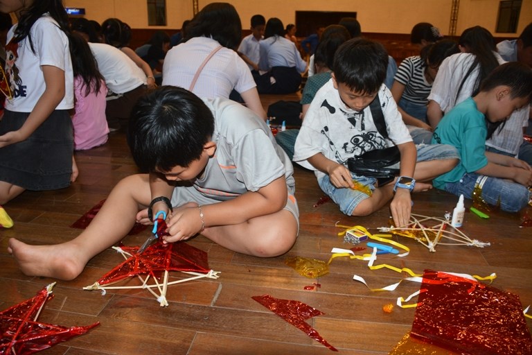 Khi những bàn tay nhỏ thắp sáng mùa trăng - ảnh 2