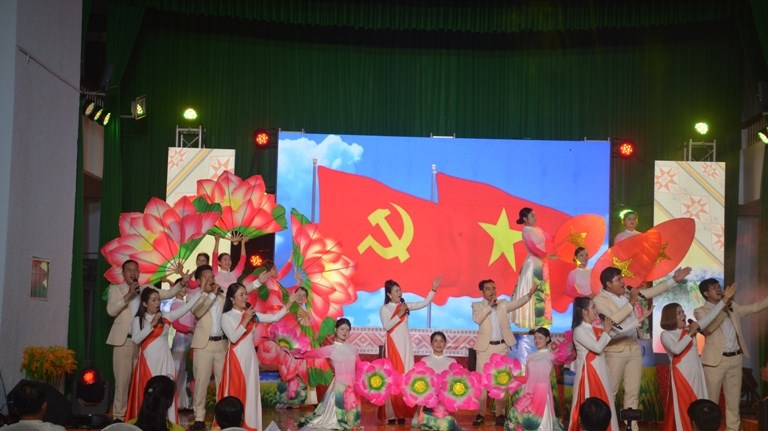 Rực rỡ sắc màu Tuyên truyền lưu động nơi phố núi Gia Lai - ảnh 1