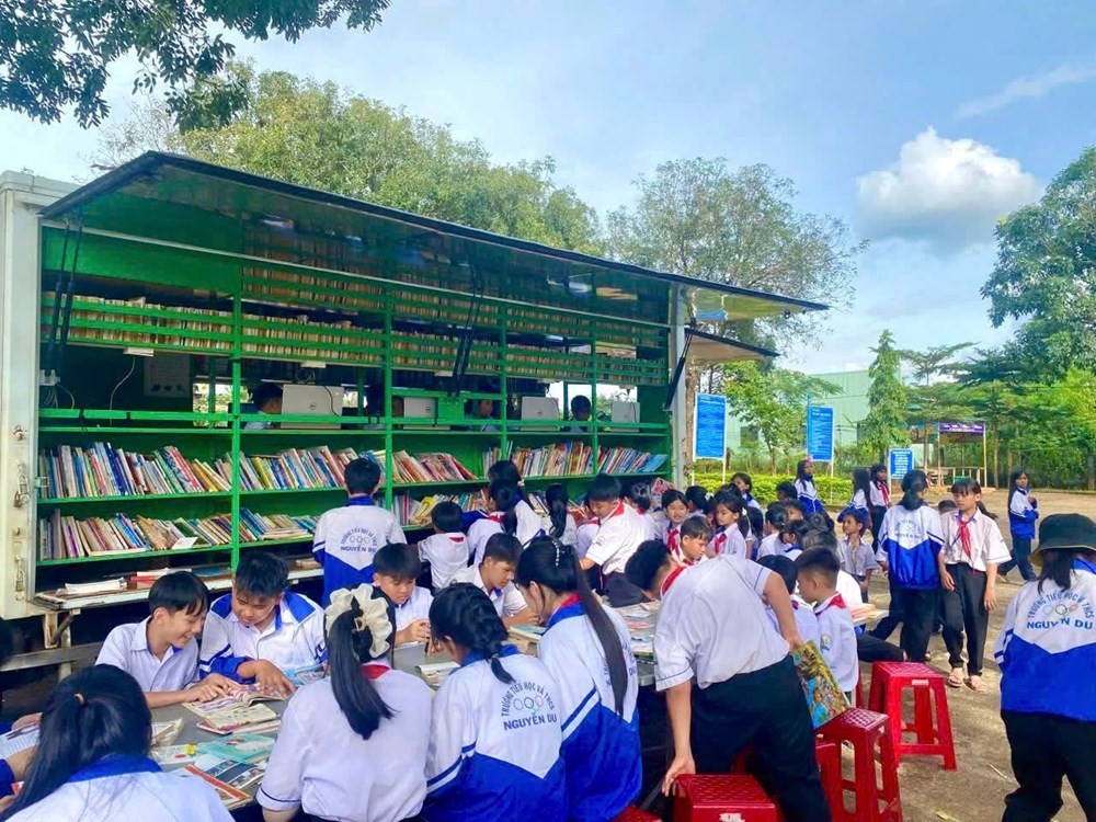 “Thư viện lưu động” đưa tri thức đến với học sinh vùng khó khăn - ảnh 2