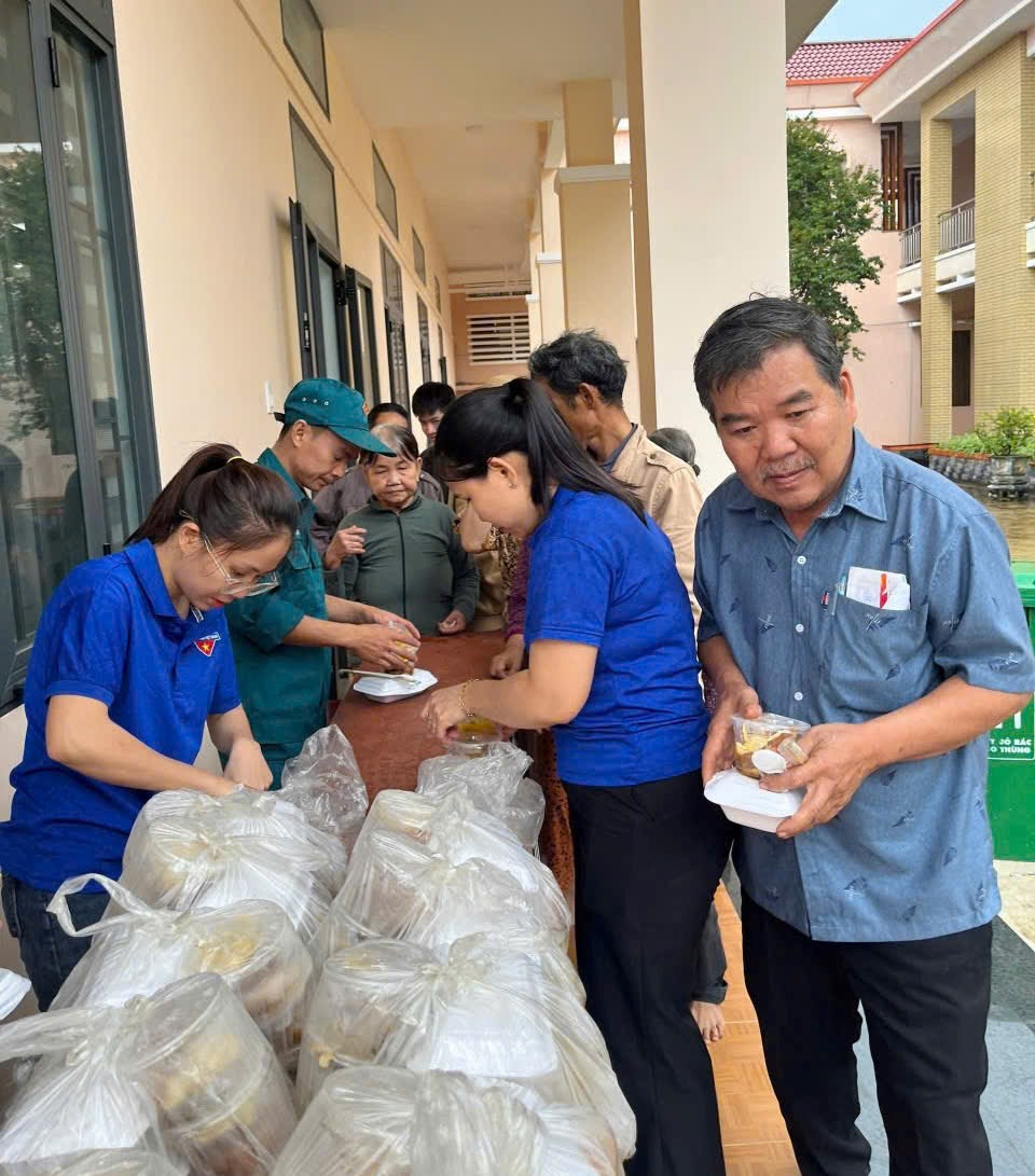 Thanh niên Gia Lai hỗ trợ người dân khắc phục bão lũ - ảnh 3