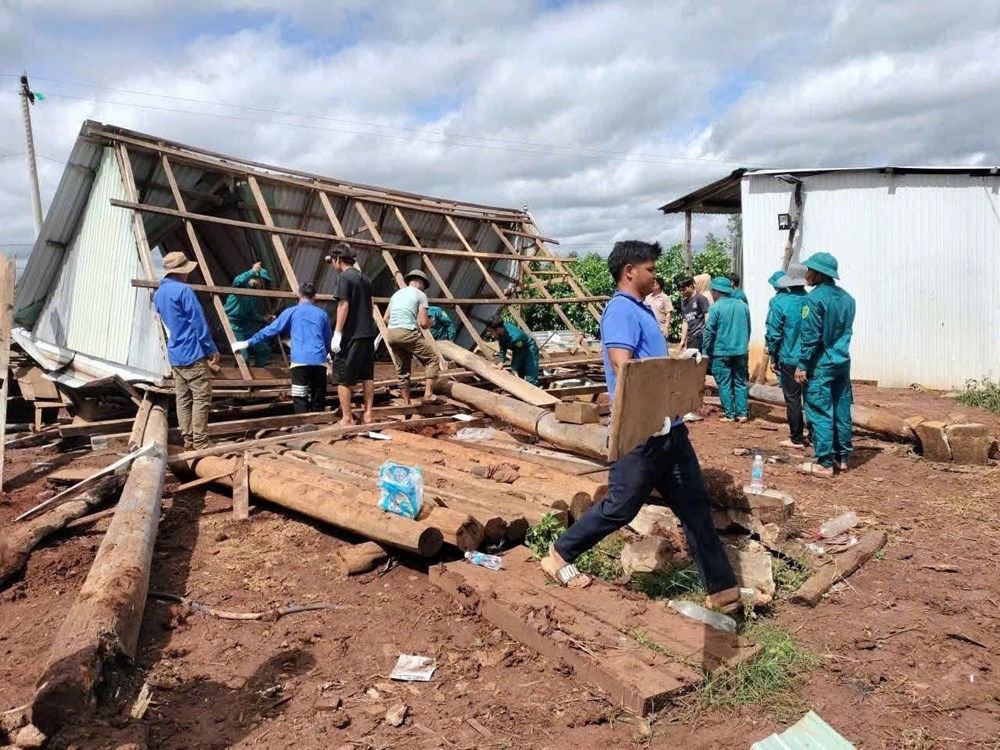 Thanh niên Gia Lai hỗ trợ người dân khắc phục bão lũ - ảnh 2