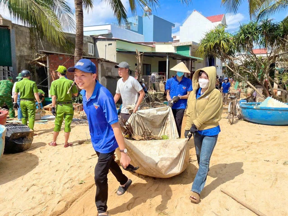 Thanh niên Gia Lai hỗ trợ người dân khắc phục bão lũ - ảnh 1