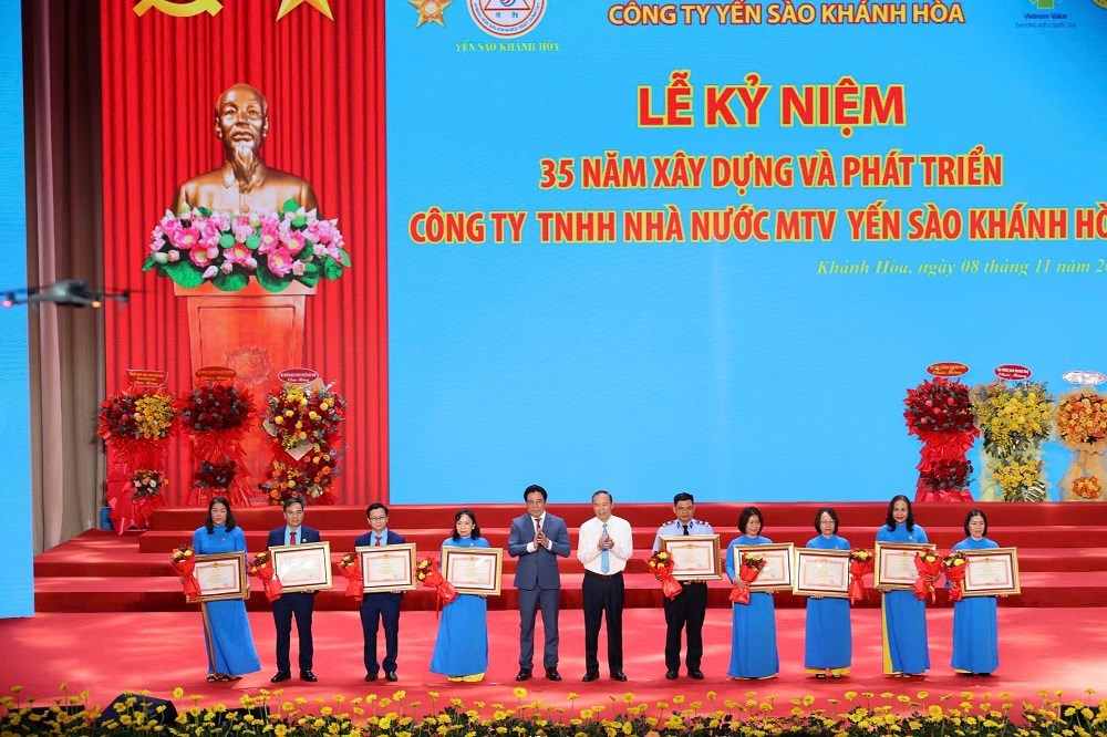 Công ty Yến sào Khánh Hòa trao 1 tỉ đồng hỗ trợ đồng bào khắc phục bão lũ - ảnh 1