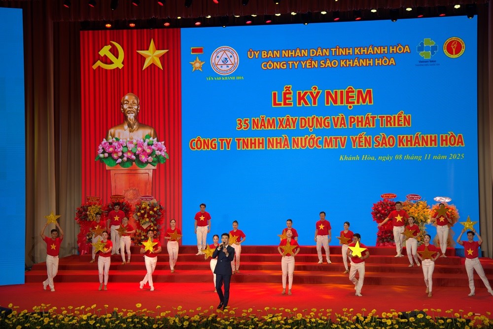 Công ty Yến sào Khánh Hòa trao 1 tỉ đồng hỗ trợ đồng bào khắc phục bão lũ - ảnh 5