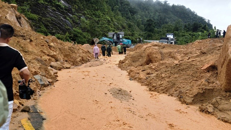 Đảm bảo an toàn mới được thông tuyến đèo Khánh Lê - ảnh 3