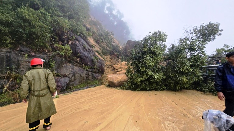 Đảm bảo an toàn mới được thông tuyến đèo Khánh Lê - ảnh 4