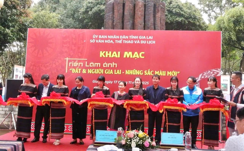 Triển lãm “Đất và người Gia Lai - Những sắc màu mới” - ảnh 1