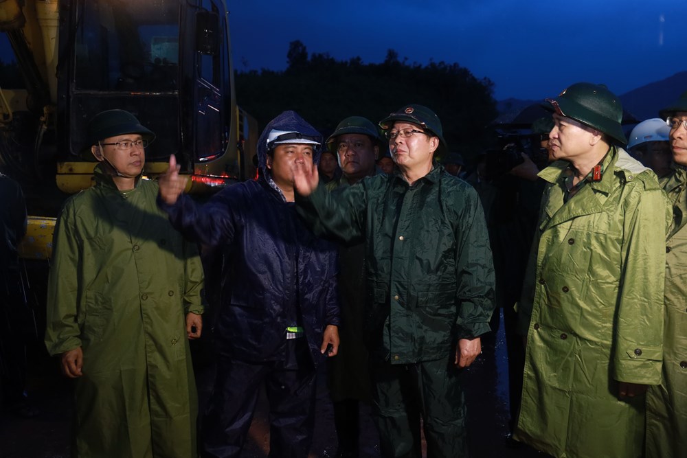 Phó Thủ tướng Hồ Quốc Dũng kiểm tra công tác khắc phục tại đèo Khánh Lê - ảnh 1