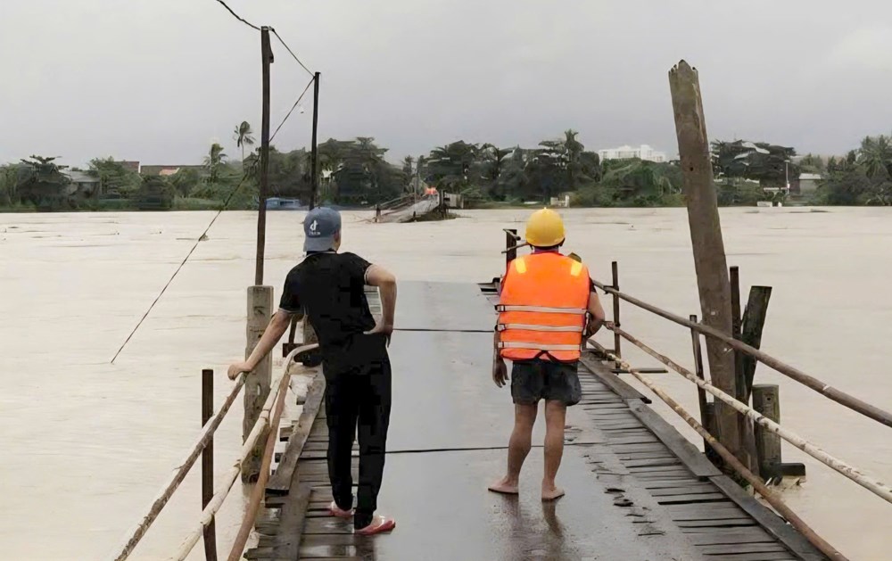 Phó Thủ tướng Hồ Quốc Dũng kiểm tra công tác khắc phục tại đèo Khánh Lê - ảnh 2