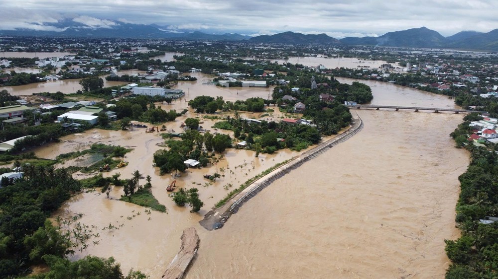 Phó Thủ tướng Hồ Quốc Dũng kiểm tra công tác khắc phục tại đèo Khánh Lê - ảnh 3