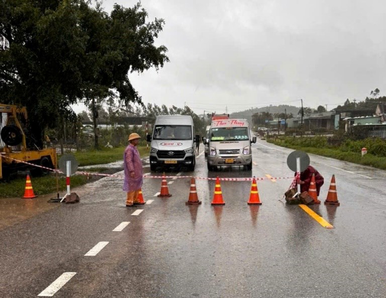 Gia Lai: Tạm dừng lưu thông qua đèo An Khê do sạt lở - ảnh 1