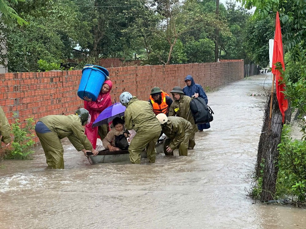 Công an Gia Lai căng mình cứu dân giữa lũ dữ - ảnh 2