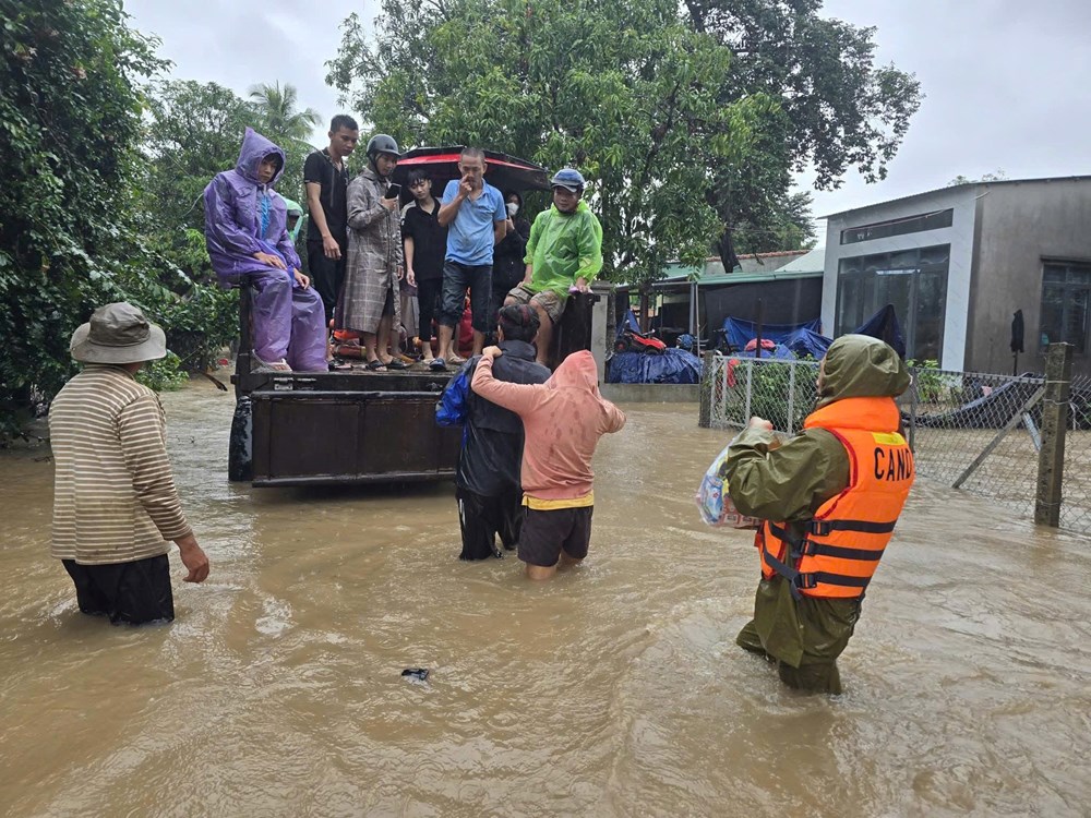 Công an Gia Lai căng mình cứu dân giữa lũ dữ - ảnh 3