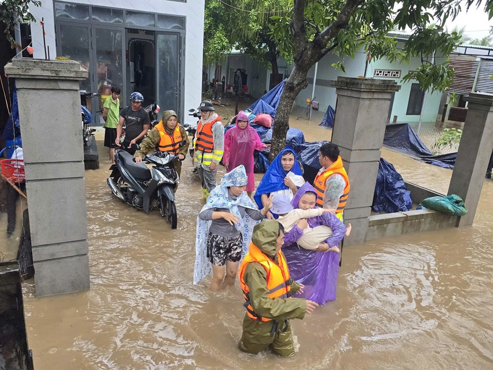 Công an Gia Lai căng mình cứu dân giữa lũ dữ - ảnh 1