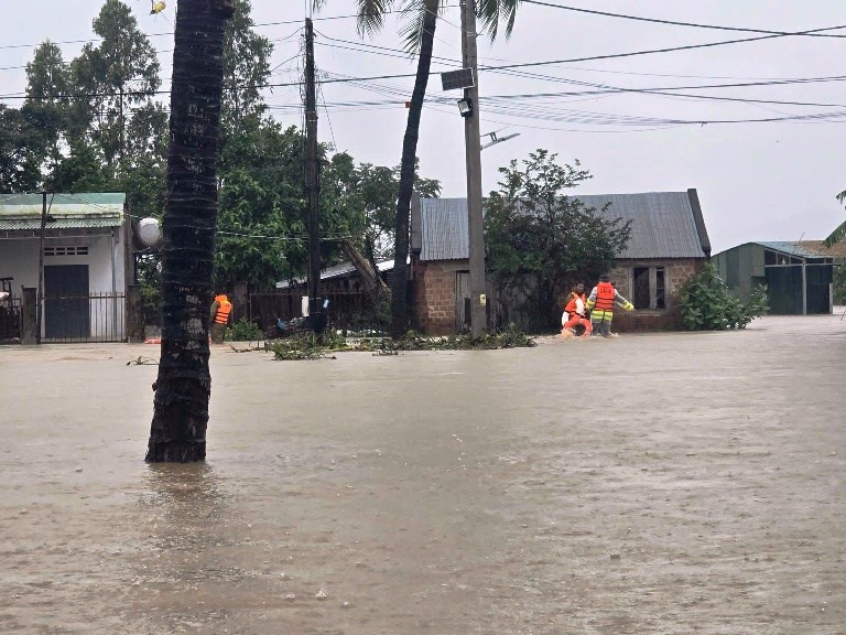 Gia Lai: Mưa lũ kéo dài, nhiều khu dân cư chia cắt, ngập sâu trong nước - ảnh 2