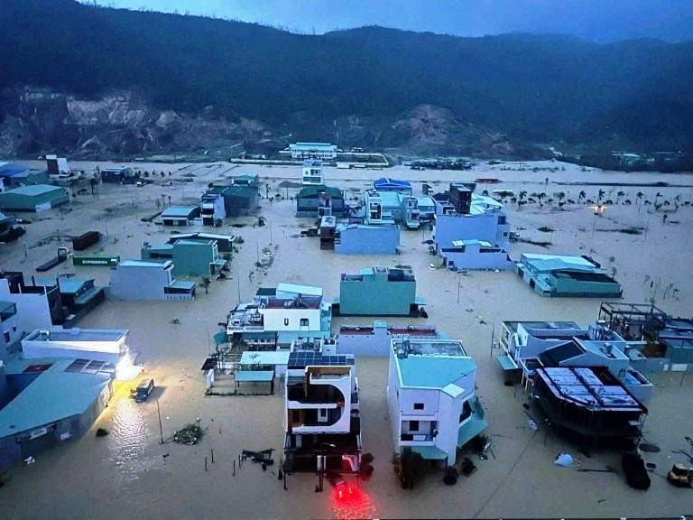 Gia Lai: Mưa lũ kéo dài, nhiều khu dân cư chia cắt, ngập sâu trong nước - ảnh 1