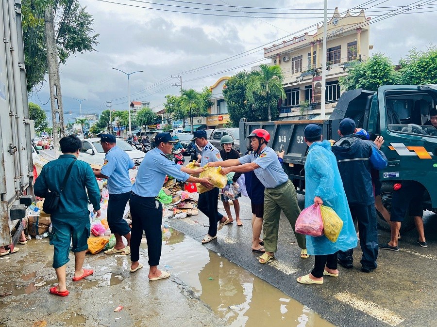 Khánh Hoà: Khẩn trương cứu trợ người dân, khắc phục hậu quả mưa lũ - ảnh 5