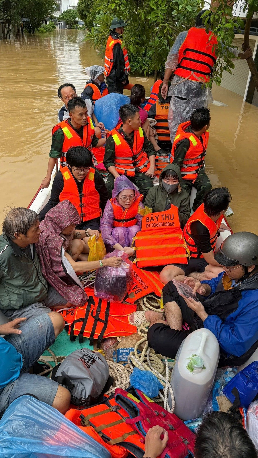 Khánh Hoà: Khẩn trương cứu trợ người dân, khắc phục hậu quả mưa lũ - ảnh 1