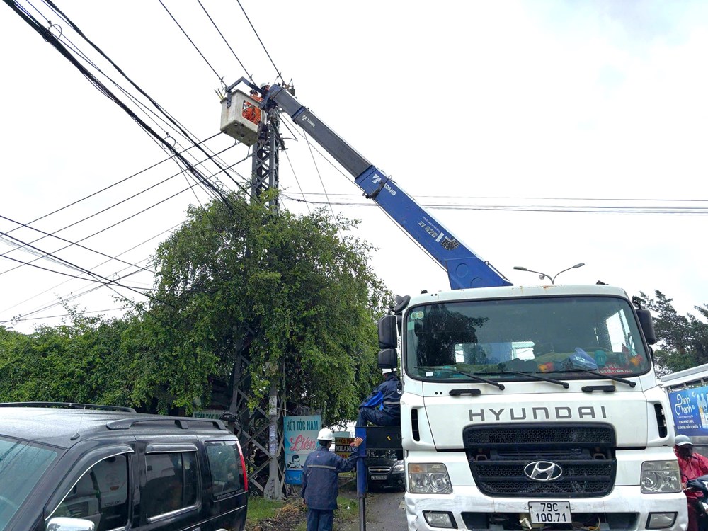 Khánh Hòa khôi phục lưới điện, ổn định đời sống người dân sau mưa lũ - ảnh 6