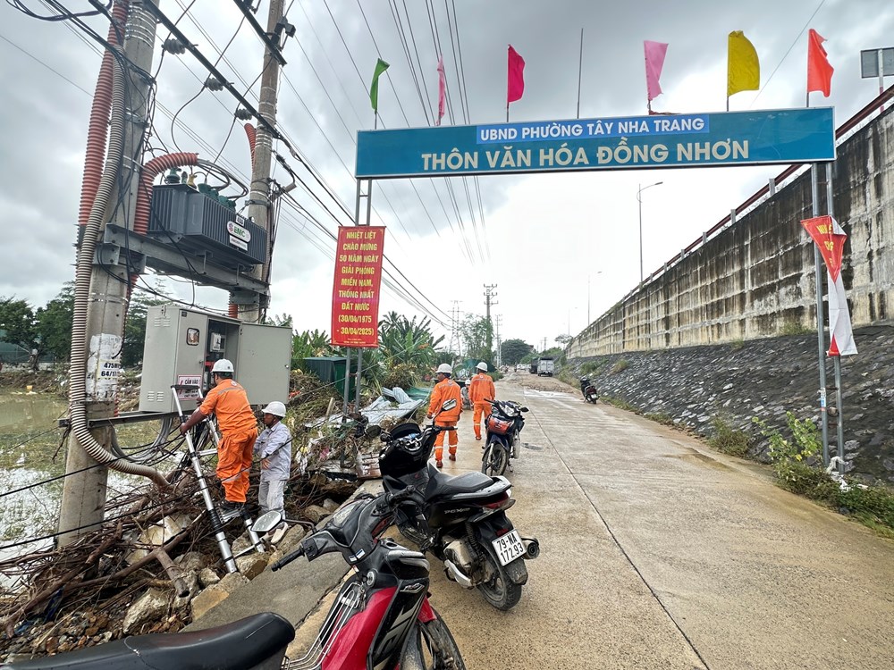 Khánh Hòa khôi phục lưới điện, ổn định đời sống người dân sau mưa lũ - ảnh 3