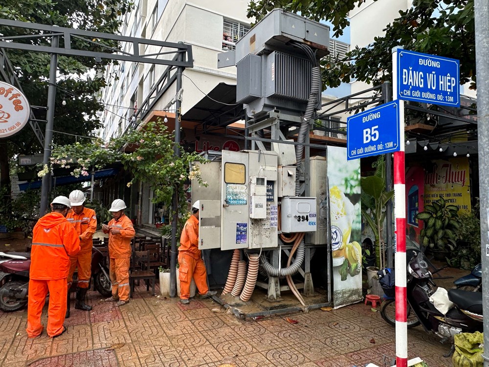 Khánh Hòa khôi phục lưới điện, ổn định đời sống người dân sau mưa lũ - ảnh 2