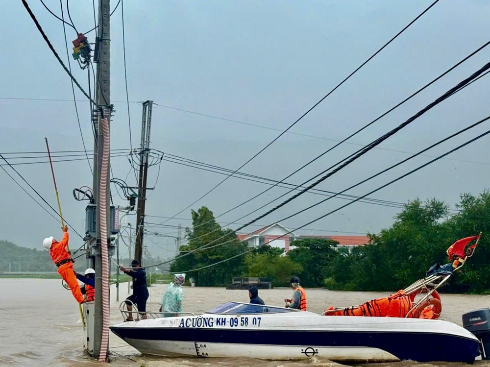 Khánh Hòa khôi phục lưới điện, ổn định đời sống người dân sau mưa lũ - ảnh 1