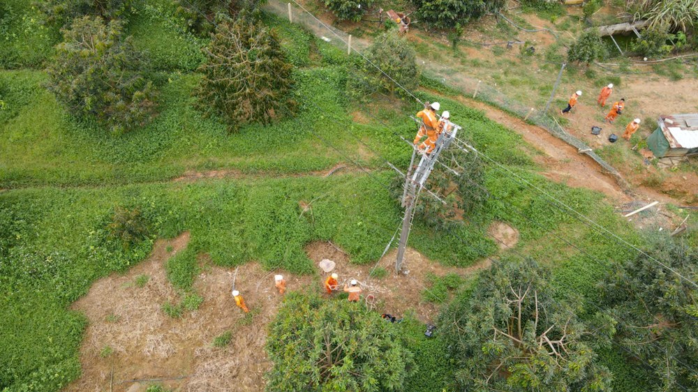 Khánh Hòa khôi phục lưới điện, ổn định đời sống người dân sau mưa lũ - ảnh 7