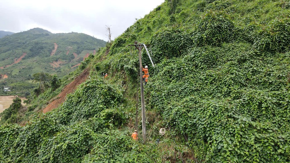 Khánh Hòa khôi phục lưới điện, ổn định đời sống người dân sau mưa lũ - ảnh 4